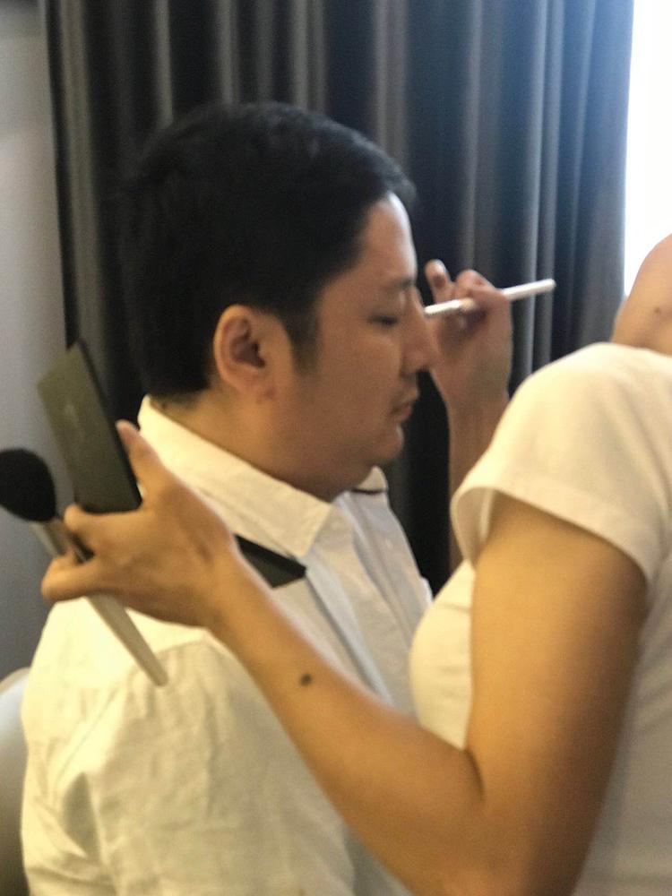 莫川男同事也在化妆 莫川男同事也在化妆